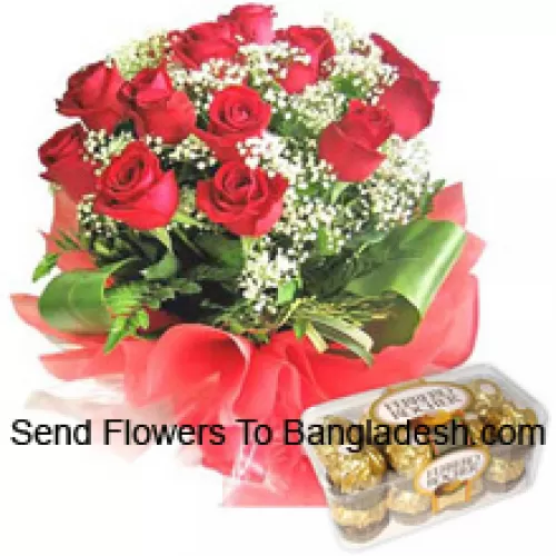 Boeket van 12 rode rozen met seizoensgebonden vullers samen met 16 stuks Ferrero Rochers