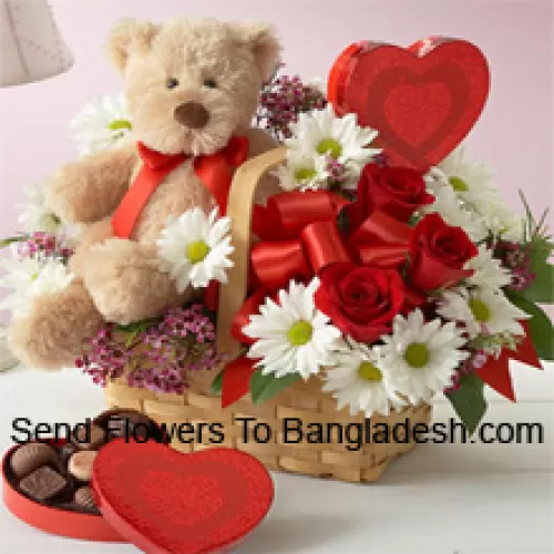 Ein schöner Korb aus roten Rosen, weißen Gerberas und saisonalen Füllern, eine importierte Schachtel Schokolade und ein niedlicher brauner Teddybär