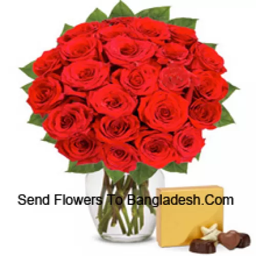 30 Rosas Vermelhas com algumas Foliagens em um Vaso de Vidro acompanhadas por uma Caixa de Chocolates Importados