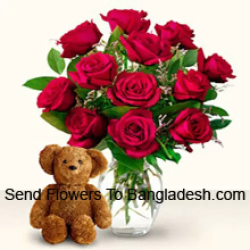 12朵红玫瑰，配有玻璃花瓶中的一些蕨类植物，以及一个可爱的12英寸棕色泰迪熊