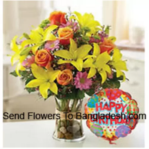 Tulipani Gialli, Rose Arancioni e Altri Fiori Assortiti Disposti Perfettamente in un Vaso di Vetro Accompagnati da un Palloncino di Compleanno