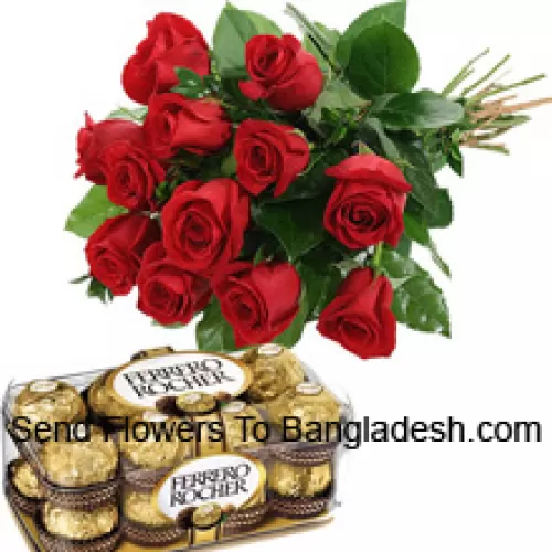 Tros van 12 rode rozen met seizoensvullers vergezeld van een doos met 16 stuks Ferrero Rochers