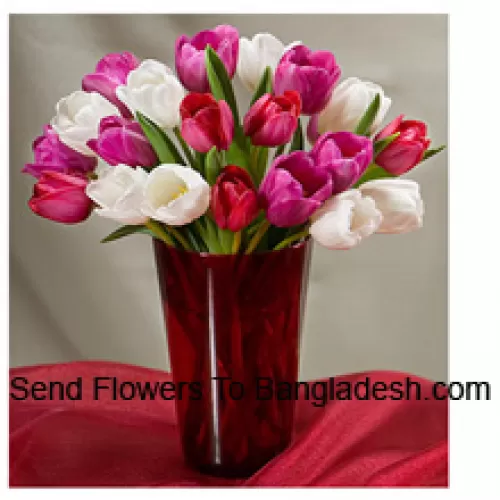 Смешанные цветные тюльпаны с сезонными наполнителями в стеклянной вазе - Обратите внимание, что в случае отсутствия определенных сезонных цветов их будут заменены другими цветами того же значения