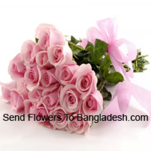 Tros van 24 roze rozen met seizoensgebonden opvullers