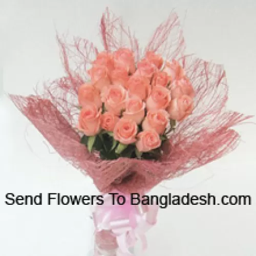 Букет из 20 розовых роз с сезонными наполнителями