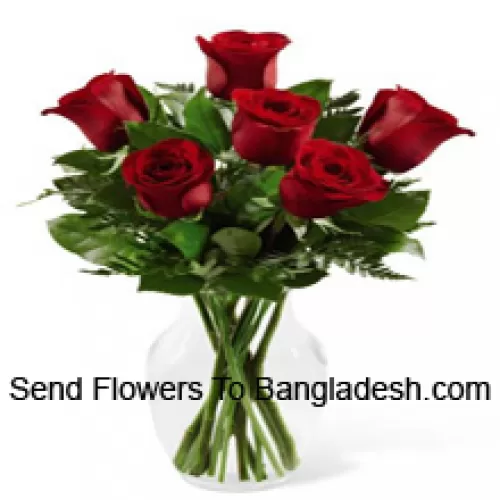 6 красных роз с папоротниками в стеклянной вазе