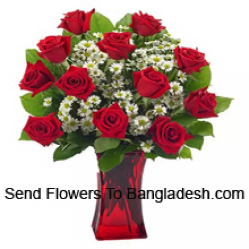 12 trandafiri roșii cu câteva frunze de ferigă într-un vas de sticlă