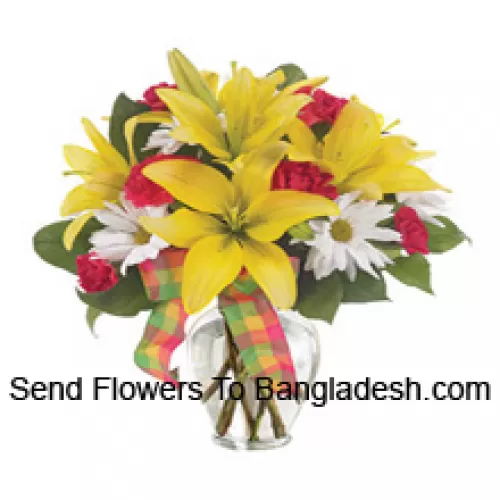 Gelbe Lilien, rote Nelken und passende saisonale weiße Blumen, wunderschön in einer Glasvase arrangiert