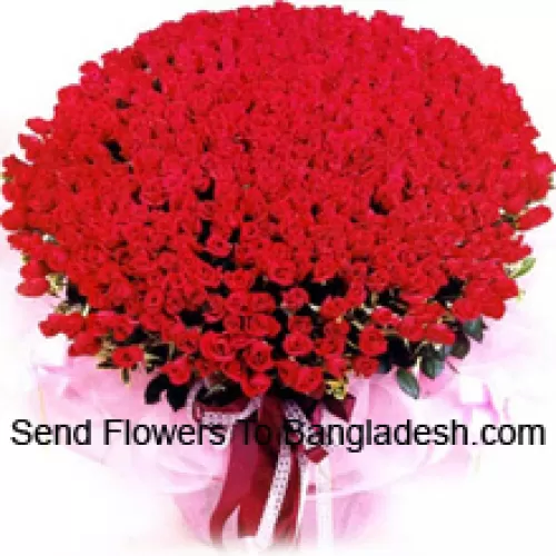 季節の花材を添えた300本の赤いバラの大きな束