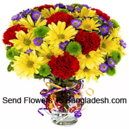 红色康乃馨和黄色非洲菊精美地装在花瓶里--24枝和插花