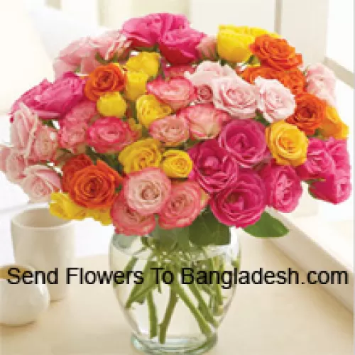 50 bunt gemischte Rosen, wunderschön in einer Glasvase arrangiert