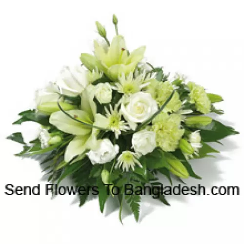 Um belo arranjo de rosas brancas, cravos brancos, lírios brancos e outras flores brancas com complementos sazonais