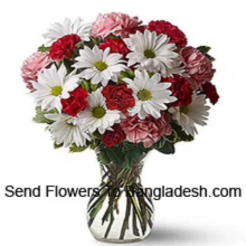 ガラス製の花瓶に赤いカーネーション、ピンクのカーネーション、白いガーベラと季節の花材を詰め合わせたロマンチックなアレンジメント--24本の花と花材