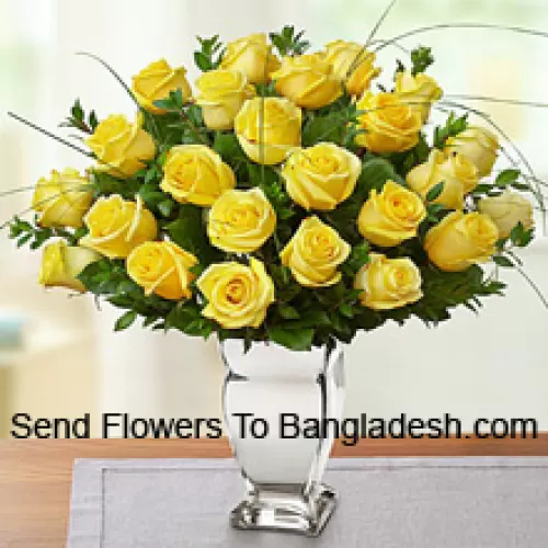 24 ורדים צהובים עם כמה פרחי פרנים בצלחת זכוכית