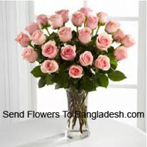 24 розовые розы с папоротниками в вазе