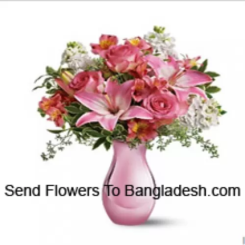 Rosas rosa, lírios rosa e flores brancas variadas com algumas samambaias em um vaso de vidro