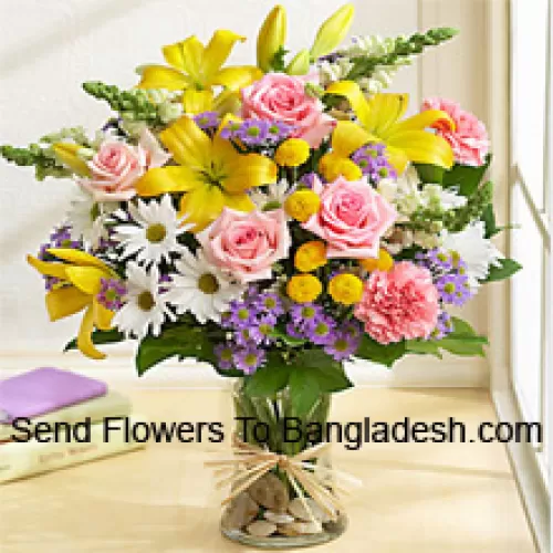 粉色玫瑰、粉色康乃馨、白色非洲菊和黄色百合搭配季节性花材，装在玻璃花瓶中