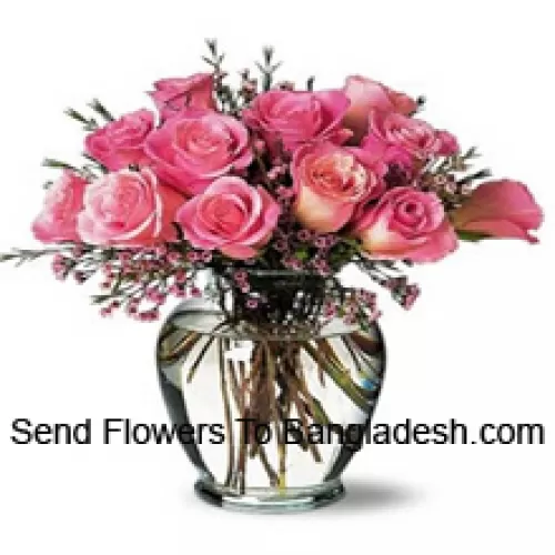 12 Rosas Cor-de-Rosa com Algumas Samambaias em um Vaso
