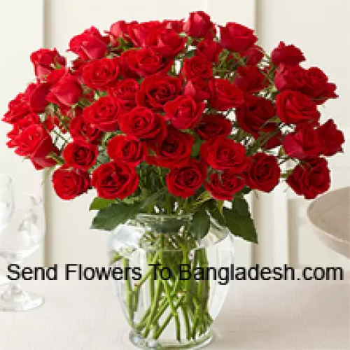 50 rote Rosen mit etwas Farn in einer Glasvase