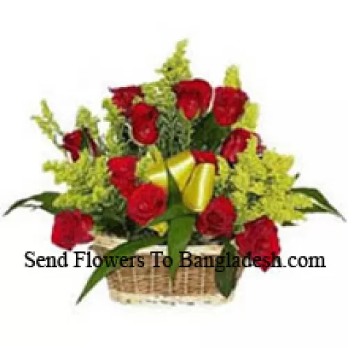 季節のフィラー入りの18本の赤いバラのかご