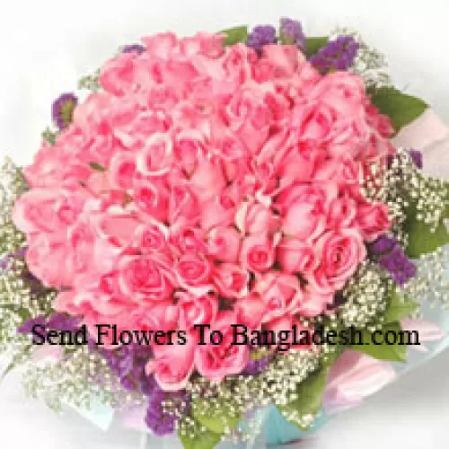 フィラー付きの100本のピンクのバラの束