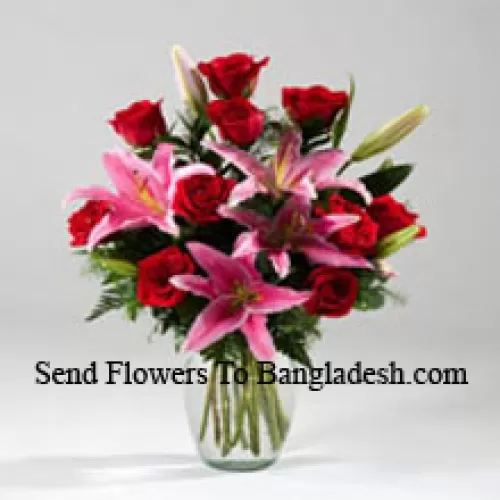Liljoja ja ruusuja maljakossa, mukana sesongin täytteitä