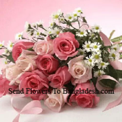 Букет из 12 розовых роз с фиолетовым статице