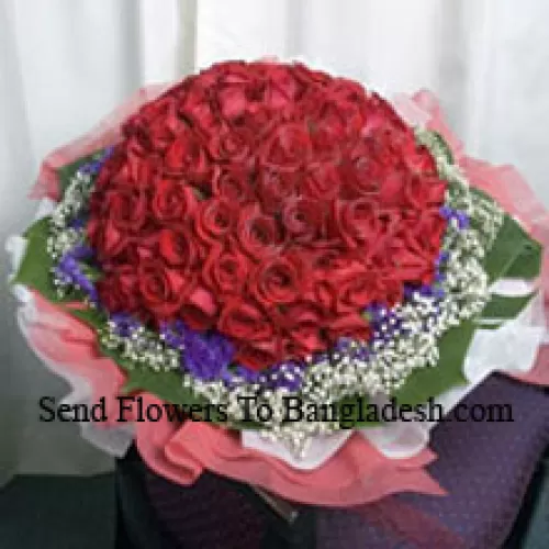 Букет из 100 красных роз с сезонными наполнителями