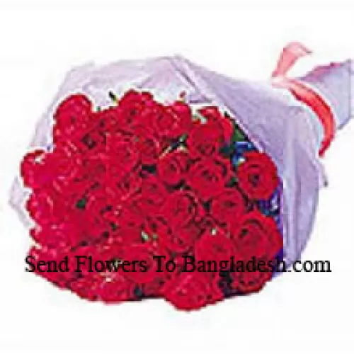 Bouquet magnifiquement emballé de 24 roses rouges