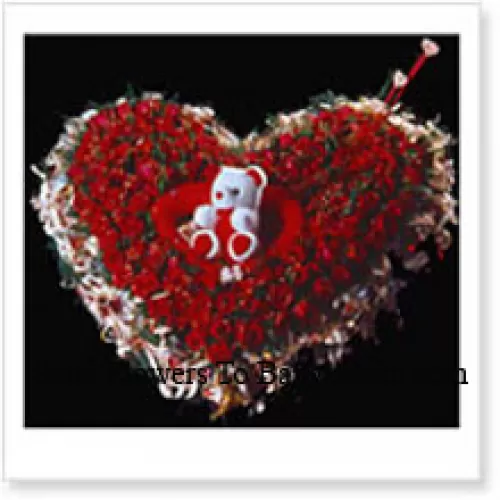 Букет из 100 красных роз в форме сердца и медвежонок