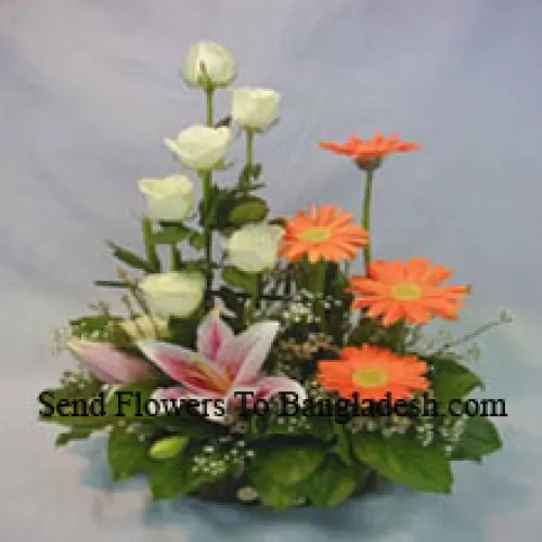 各种花卉的花篮，包括百合、玫瑰和雏菊