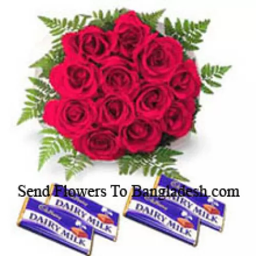 Um buquê de 12 rosas vermelhas com chocolates sortidos
