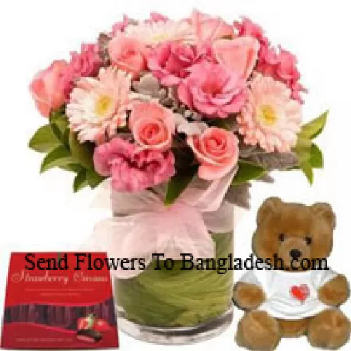 Asortirani cvjetovi u vazi, slatki medvjedić i kutija čokolade