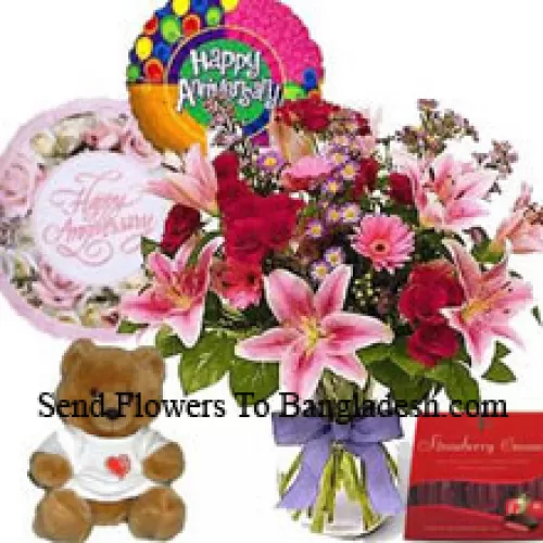Flores variadas en un jarrón, un lindo osito de peluche, una caja de chocolates y 2 globos de aniversario