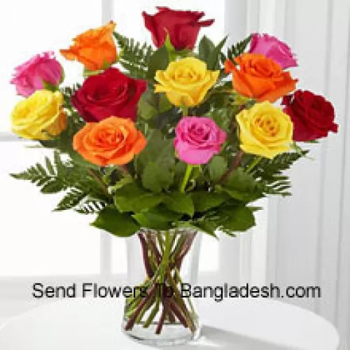 12 Rosas Coloridas Misturadas com Algumas Samambaias em um Vaso