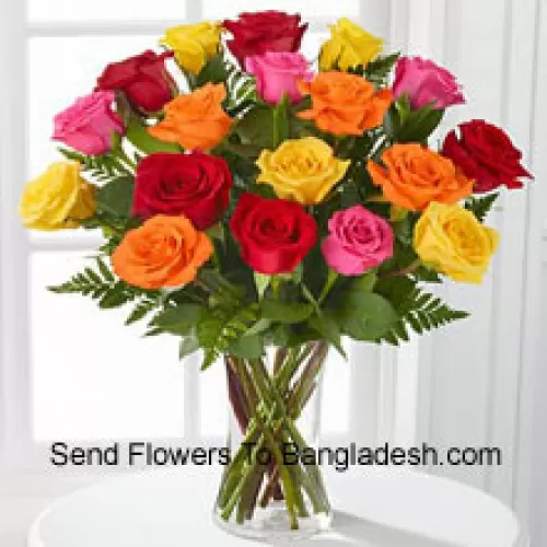 18支混合颜色的玫瑰，配以季节性的填充物，装在玻璃花瓶中