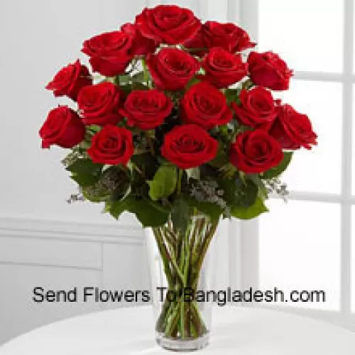 18朵红玫瑰和一些蕨类植物放在花瓶里