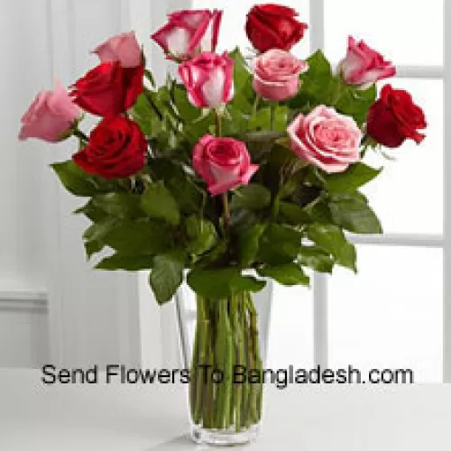 4 Czerwone, 4 różowe i 4 dwukolorowe róże z sezonowymi dodatkami w szklanej wazonie