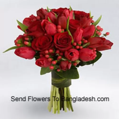 Букет из красных роз и красных тюльпанов с красными сезонными заполнителями.