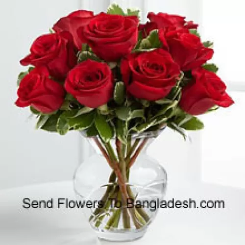 10 красных роз с папоротниками в вазе