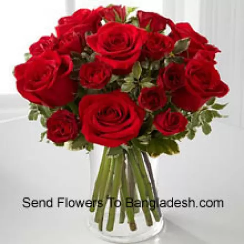 ガラスの花瓶に入った18本の赤いバラ