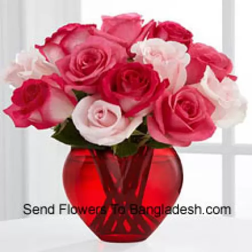 ガラスの花瓶に8本のダークピンクのバラと4本のライトピンクのバラ