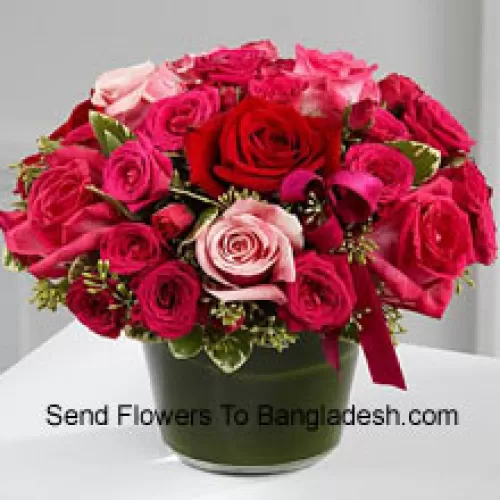 Ein schöner Korb mit roten, dunkelrosa und hellrosa Rosen. Dieser Korb enthält insgesamt 24 Rosen.