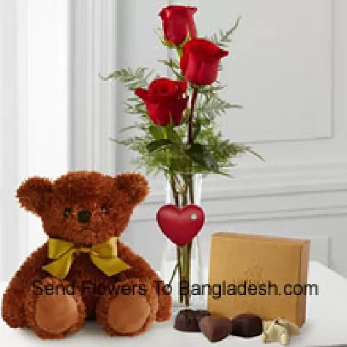 在花瓶里有三朵红玫瑰和一些蕨类植物，还有一个可爱的棕色10英寸泰迪熊和一盒歌帝梵巧克力。（如果歌帝梵巧克力缺货，我们保留用同等价值的巧克力替换的权利。库存有限）