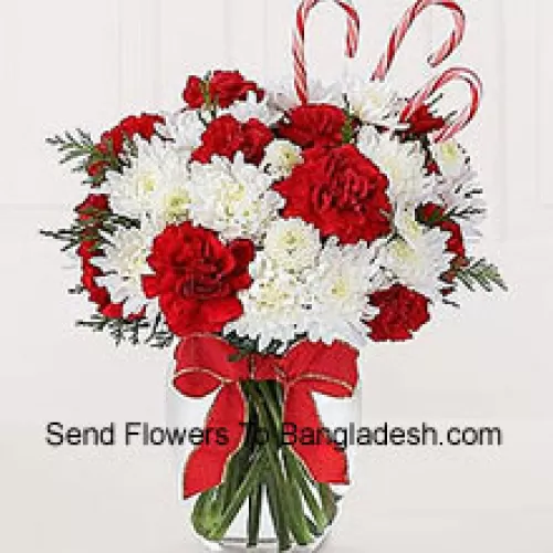 Zasladite njihov Božić buketom cvijeća i blagdanskim štapićima! Ljupki buket crvenih karanfila i bijelih krizantema ukrašen je štapićima od paprene metvice za blagdanski dojam koji će sigurno učiniti njihov praznik toplim i svijetlim. Nezaboravan način da budete dio njihovih blagdanskih proslava! (Imajte na umu da zadržavamo pravo zamjene bilo kojeg proizvoda odgovarajućim proizvodom jednake vrijednosti u slučaju nedostupnosti određenog proizvoda)